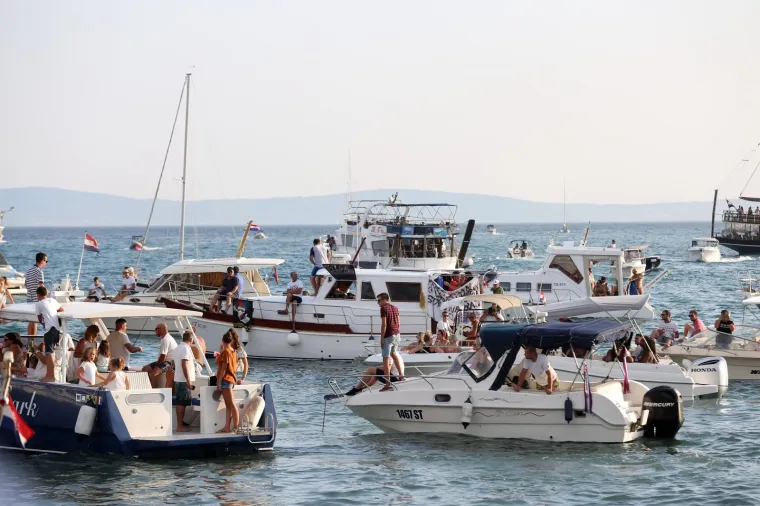 SPLIT POSLJEDNJI PUT ISPRATIO OLIVERA DRAGOJEVIĆA: Uz lijes hodali Doris, Gra&scaron;o, Karan, Huljić...