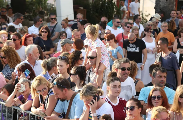 SPLIT POSLJEDNJI PUT ISPRATIO OLIVERA DRAGOJEVIĆA: Uz lijes hodali Doris, Gra&scaron;o, Karan, Huljić...