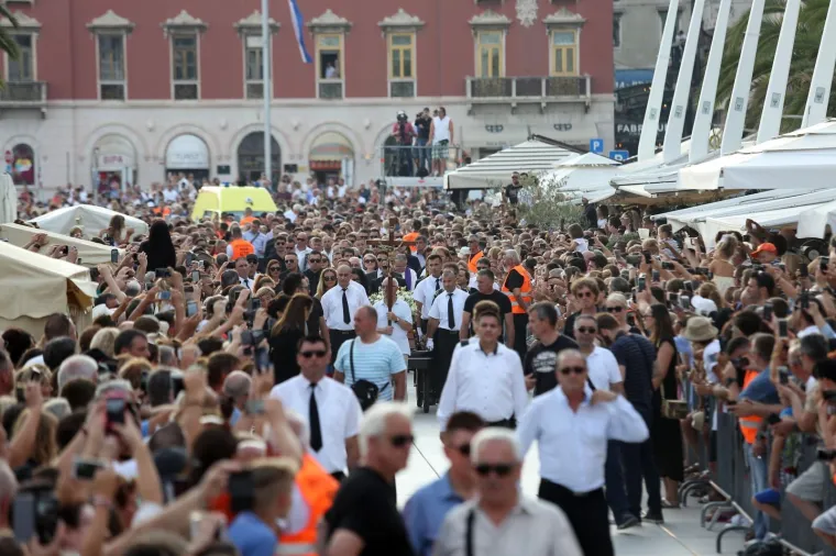 SPLIT POSLJEDNJI PUT ISPRATIO OLIVERA DRAGOJEVIĆA: Uz lijes hodali Doris, Gra&scaron;o, Karan, Huljić...