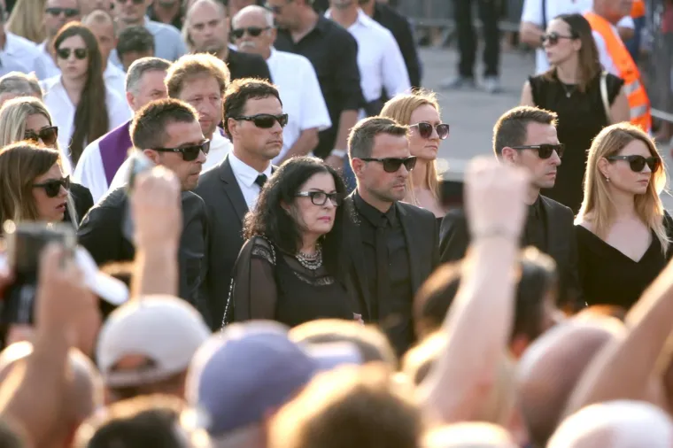 SPLIT POSLJEDNJI PUT ISPRATIO OLIVERA DRAGOJEVIĆA: Uz lijes hodali Doris, Gra&scaron;o, Karan, Huljić...