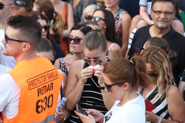 SPLIT POSLJEDNJI PUT ISPRATIO OLIVERA DRAGOJEVIĆA: Uz lijes hodali Doris, Gra&scaron;o, Karan, Huljić...