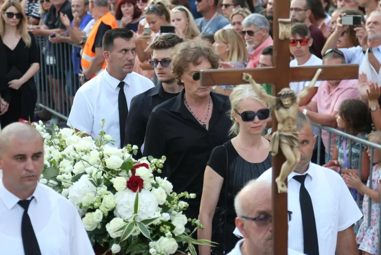 SPLIT POSLJEDNJI PUT ISPRATIO OLIVERA DRAGOJEVIĆA: Uz lijes hodali Doris, Gra&scaron;o, Karan, Huljić...