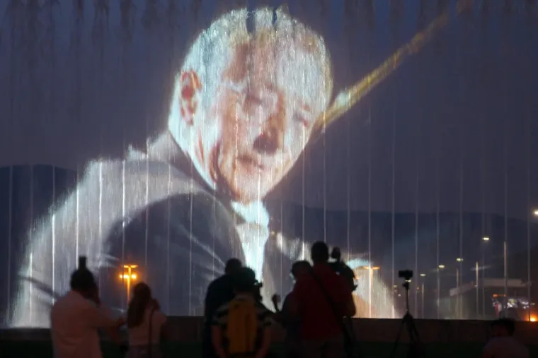 U čast preminulog glazbenika Olivera Dragojevića, na fontanama u ulici Hrvatske bratske zajednice u Zagrebu projicirane su njegove fotografije.