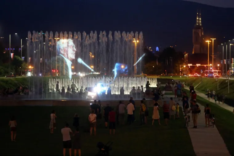 I ZAGREB SE OPRA&Scaron;TA: U čast Oliveru Dragojeviću na fontanama su projicirane njegove slike uz pratnju glazbe