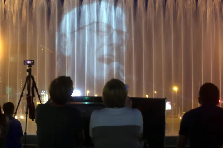 I ZAGREB SE OPRA&Scaron;TA: U čast Oliveru Dragojeviću na fontanama su projicirane njegove slike uz pratnju glazbe