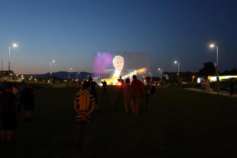 I ZAGREB SE OPRA&Scaron;TA: U čast Oliveru Dragojeviću na fontanama su projicirane njegove slike uz pratnju glazbe