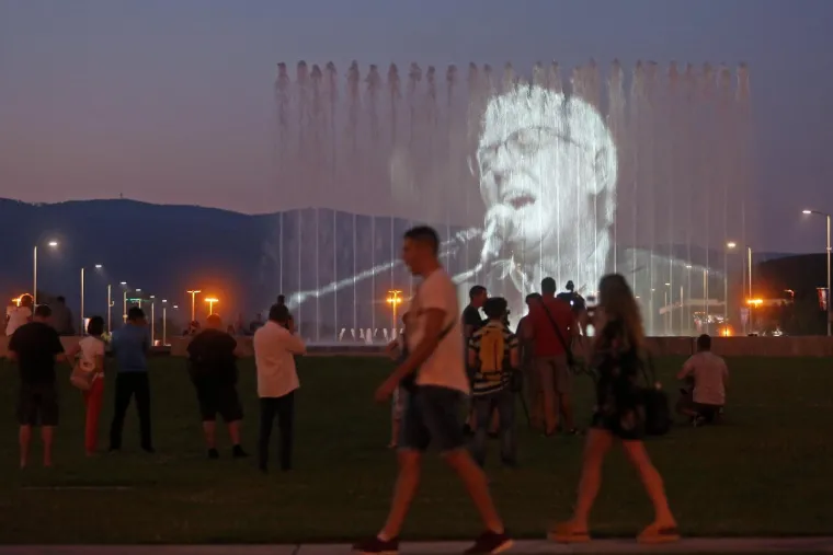 I ZAGREB SE OPRA&Scaron;TA: U čast Oliveru Dragojeviću na fontanama su projicirane njegove slike uz pratnju glazbe