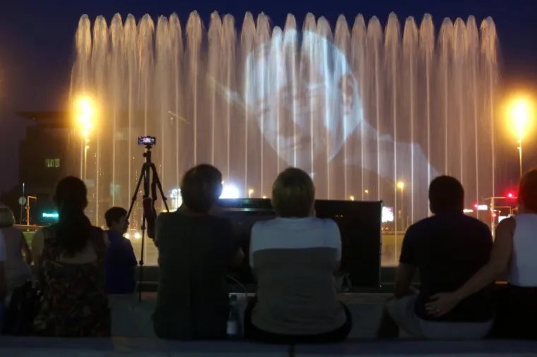 I ZAGREB SE OPRA&Scaron;TA: U čast Oliveru Dragojeviću na fontanama su projicirane njegove slike uz pratnju glazbe