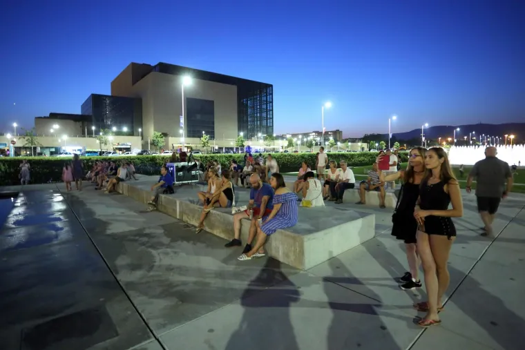 I ZAGREB SE OPRA&Scaron;TA: U čast Oliveru Dragojeviću na fontanama su projicirane njegove slike uz pratnju glazbe