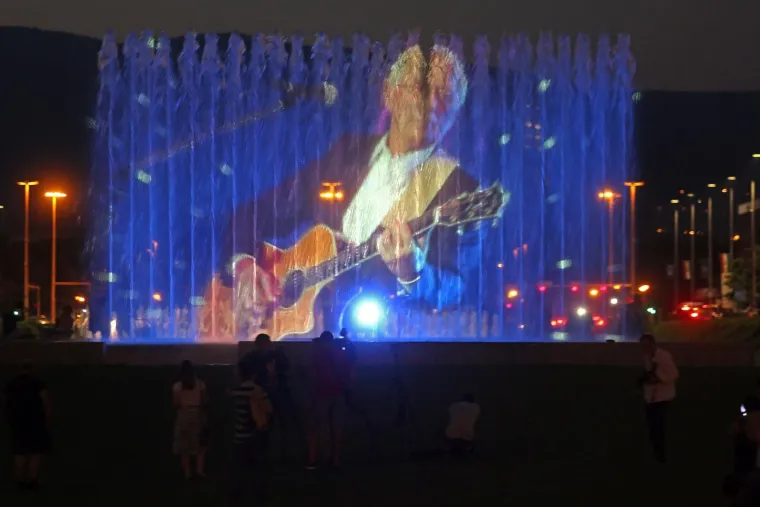 I ZAGREB SE OPRA&Scaron;TA: U čast Oliveru Dragojeviću na fontanama su projicirane njegove slike uz pratnju glazbe