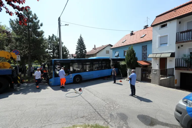 ZET-ov AUTOBUS IM ULETIO U KUĆU: Proklizao s ceste i poru&scaron;io ogradu i zelenilo