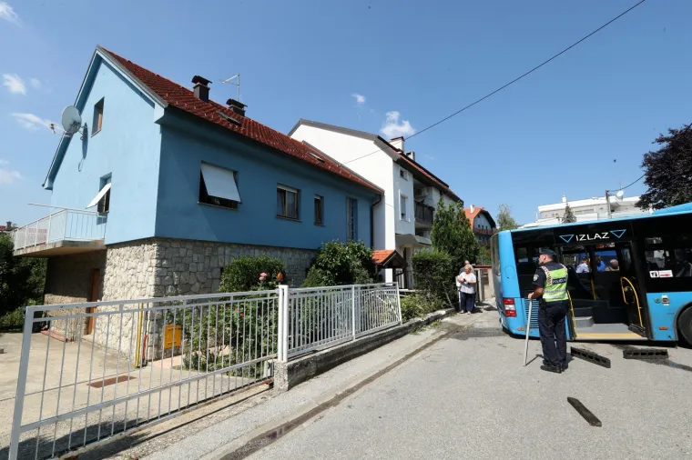 ZET-ov AUTOBUS IM ULETIO U KUĆU: Proklizao s ceste i poru&scaron;io ogradu i zelenilo