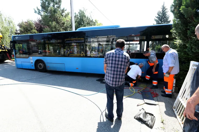 ZET-ov AUTOBUS IM ULETIO U KUĆU: Proklizao s ceste i poru&scaron;io ogradu i zelenilo