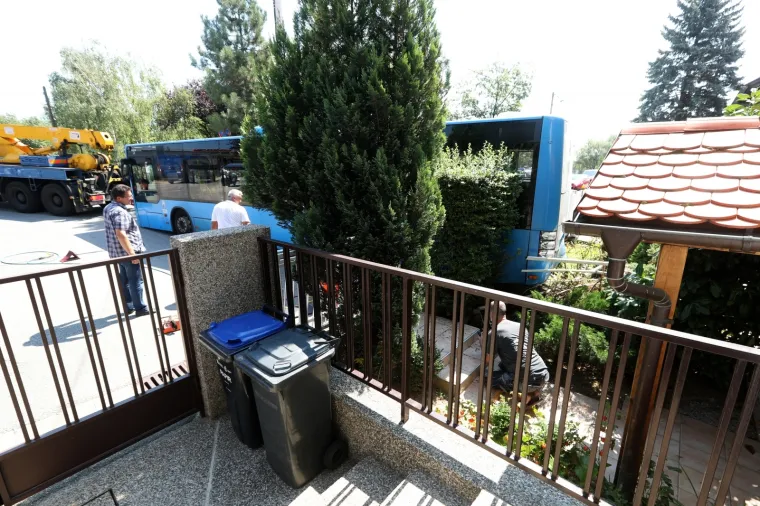 ZET-ov AUTOBUS IM ULETIO U KUĆU: Proklizao s ceste i poru&scaron;io ogradu i zelenilo