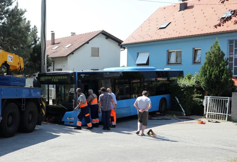 ZET-ov AUTOBUS IM ULETIO U KUĆU: Proklizao s ceste i poru&scaron;io ogradu i zelenilo