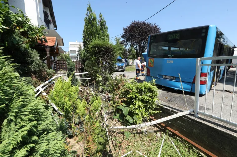 ZET-ov AUTOBUS IM ULETIO U KUĆU: Proklizao s ceste i poru&scaron;io ogradu i zelenilo