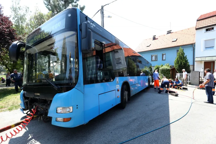 Zagreb: Autobus ZET-a nakon proklizavanja udario u obiteljsku kuću 31.07.2018., Zagreb - Na krizanju ulica Rebar i Kozjak u neposrednoj blizini tgovine Konzuma autobus ZET-a proklizao u obiteljsku kucu i pritom unistio ogradu i zelenilo. Policijski ocevid je u tijeku. 
Photo: Robert Anic/PIXSELL