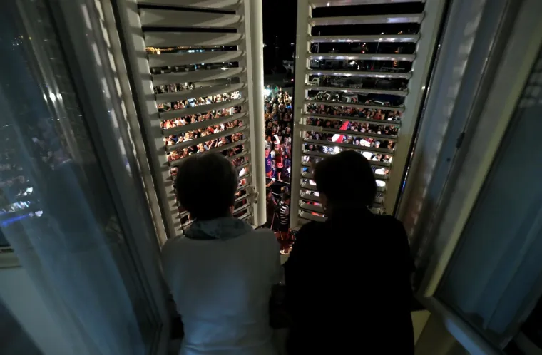 LEGENDA STIGLA KUĆI: Katamaran s Oliverovim lijesom u ti&scaron;ini uplovio u Velu Luku