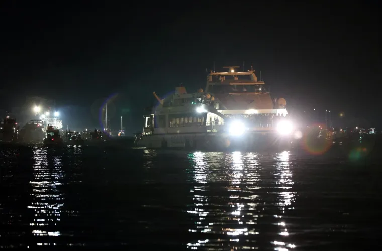 LEGENDA STIGLA KUĆI: Katamaran s Oliverovim lijesom u ti&scaron;ini uplovio u Velu Luku