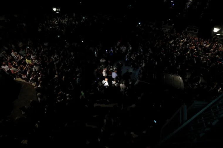 LEGENDA STIGLA KUĆI: Katamaran s Oliverovim lijesom u ti&scaron;ini uplovio u Velu Luku