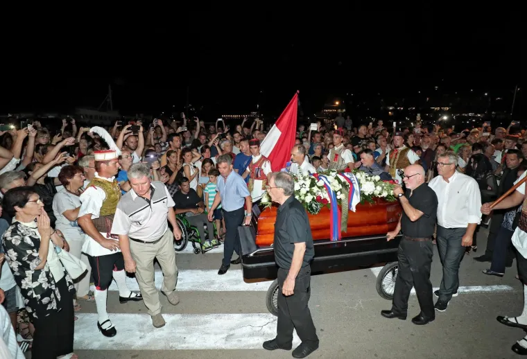 LEGENDA STIGLA KUĆI: Katamaran s Oliverovim lijesom u ti&scaron;ini uplovio u Velu Luku