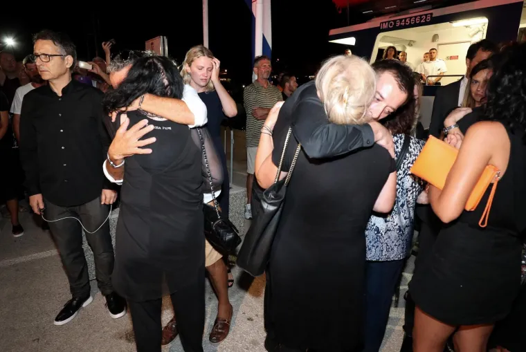 LEGENDA STIGLA KUĆI: Katamaran s Oliverovim lijesom u ti&scaron;ini uplovio u Velu Luku