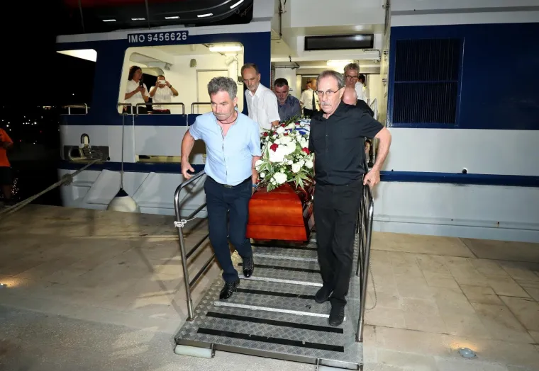 Dolazak katamarana s lijesom Olivera Dragojevica u Vela Luku na Korčuli. Tisuće ljudi na rivi uz crkvena zvona dočekalo je katamaran s Oliverom i njegovom obitelji da isprate svog mje&scaron;tanina na posljednji počinak.