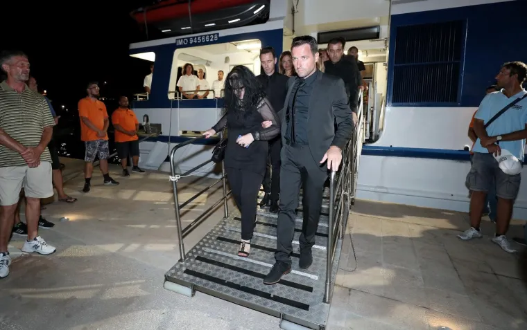 LEGENDA STIGLA KUĆI: Katamaran s Oliverovim lijesom u ti&scaron;ini uplovio u Velu Luku