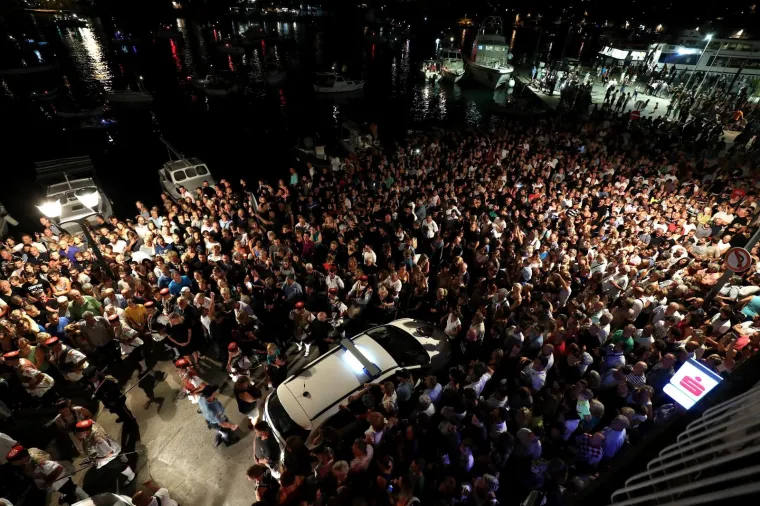 LEGENDA STIGLA KUĆI: Katamaran s Oliverovim lijesom u ti&scaron;ini uplovio u Velu Luku