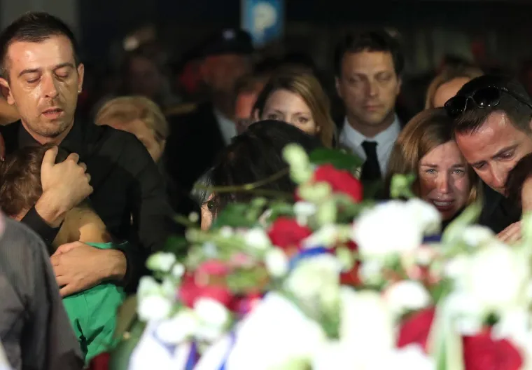 LEGENDA STIGLA KUĆI: Katamaran s Oliverovim lijesom u ti&scaron;ini uplovio u Velu Luku