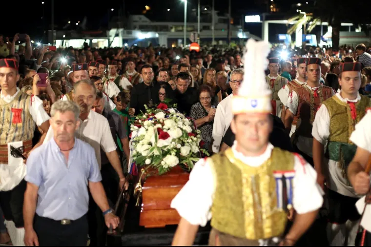 LEGENDA STIGLA KUĆI: Katamaran s Oliverovim lijesom u ti&scaron;ini uplovio u Velu Luku