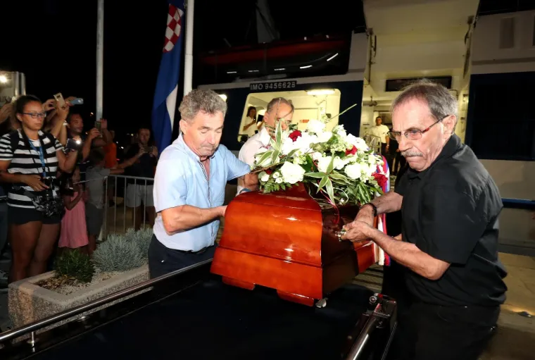 LEGENDA STIGLA KUĆI: Katamaran s Oliverovim lijesom u ti&scaron;ini uplovio u Velu Luku