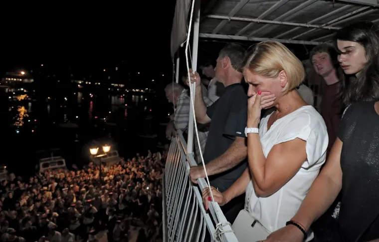 LEGENDA STIGLA KUĆI: Katamaran s Oliverovim lijesom u ti&scaron;ini uplovio u Velu Luku