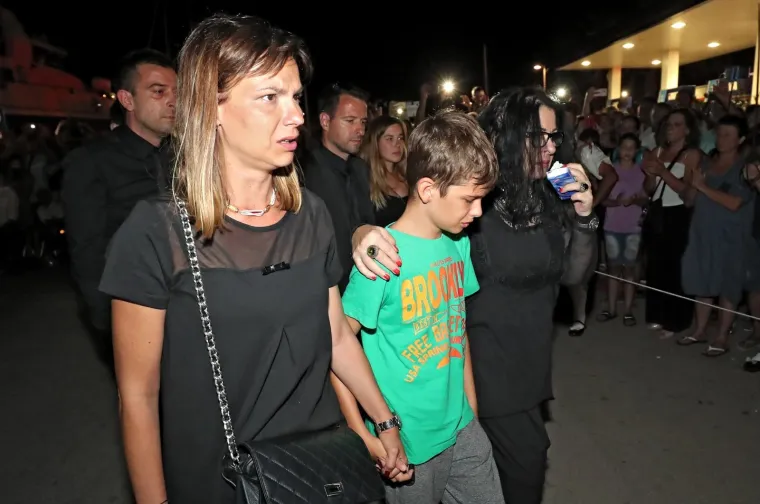 LEGENDA STIGLA KUĆI: Katamaran s Oliverovim lijesom u ti&scaron;ini uplovio u Velu Luku