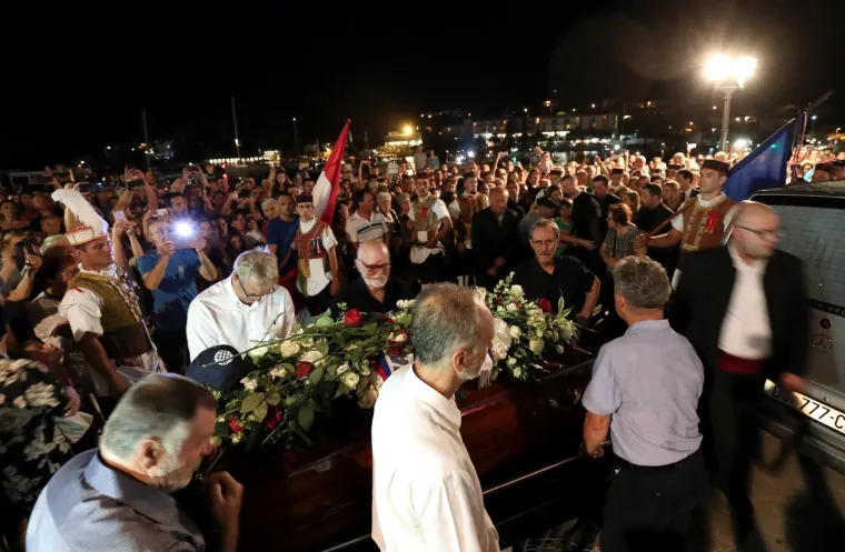 LEGENDA STIGLA KUĆI: Katamaran s Oliverovim lijesom u ti&scaron;ini uplovio u Velu Luku