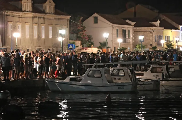 LEGENDA STIGLA KUĆI: Katamaran s Oliverovim lijesom u ti&scaron;ini uplovio u Velu Luku