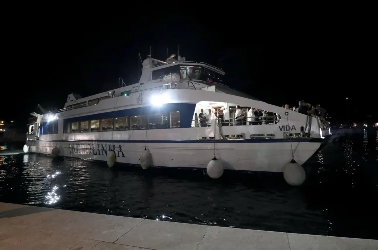 LEGENDA STIGLA KUĆI: Katamaran s Oliverovim lijesom u ti&scaron;ini uplovio u Velu Luku