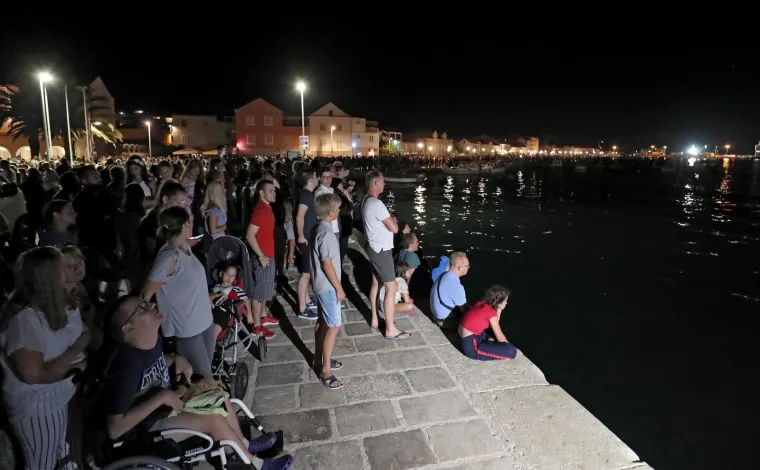 LEGENDA STIGLA KUĆI: Katamaran s Oliverovim lijesom u ti&scaron;ini uplovio u Velu Luku