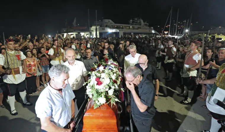 LEGENDA STIGLA KUĆI: Katamaran s Oliverovim lijesom u ti&scaron;ini uplovio u Velu Luku