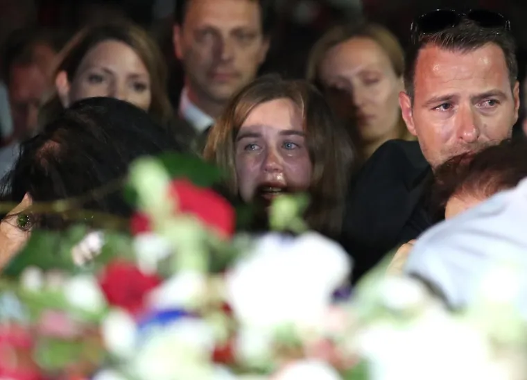 LEGENDA STIGLA KUĆI: Katamaran s Oliverovim lijesom u ti&scaron;ini uplovio u Velu Luku