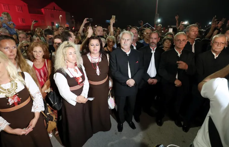 LEGENDA STIGLA KUĆI: Katamaran s Oliverovim lijesom u ti&scaron;ini uplovio u Velu Luku