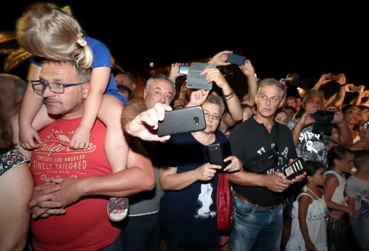 LEGENDA STIGLA KUĆI: Katamaran s Oliverovim lijesom u ti&scaron;ini uplovio u Velu Luku