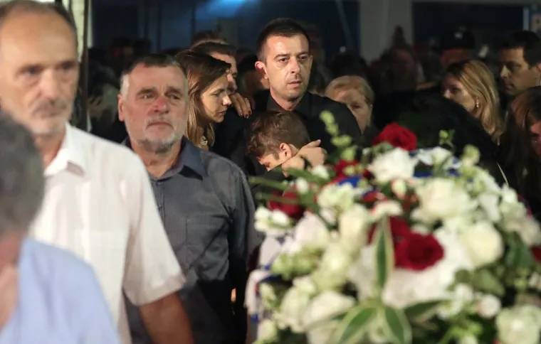 LEGENDA STIGLA KUĆI: Katamaran s Oliverovim lijesom u ti&scaron;ini uplovio u Velu Luku