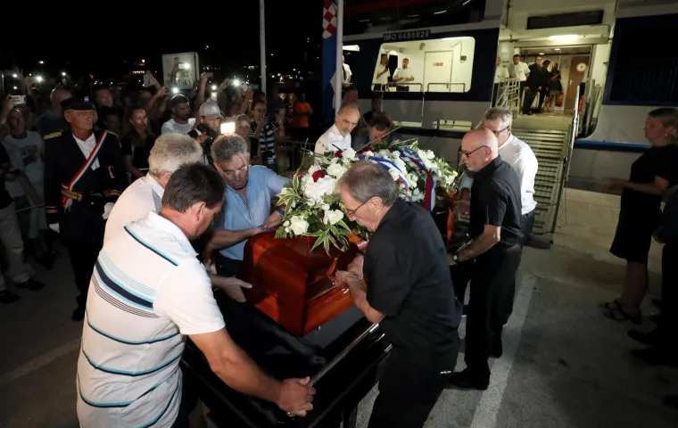 LEGENDA STIGLA KUĆI: Katamaran s Oliverovim lijesom u ti&scaron;ini uplovio u Velu Luku