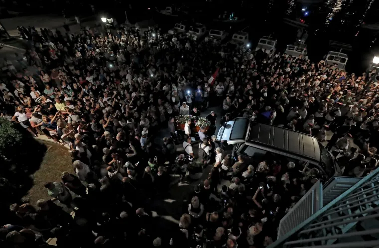 LEGENDA STIGLA KUĆI: Katamaran s Oliverovim lijesom u ti&scaron;ini uplovio u Velu Luku