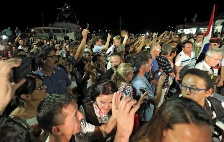 LEGENDA STIGLA KUĆI: Katamaran s Oliverovim lijesom u ti&scaron;ini uplovio u Velu Luku