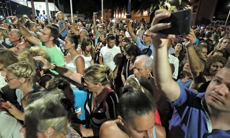 LEGENDA STIGLA KUĆI: Katamaran s Oliverovim lijesom u ti&scaron;ini uplovio u Velu Luku