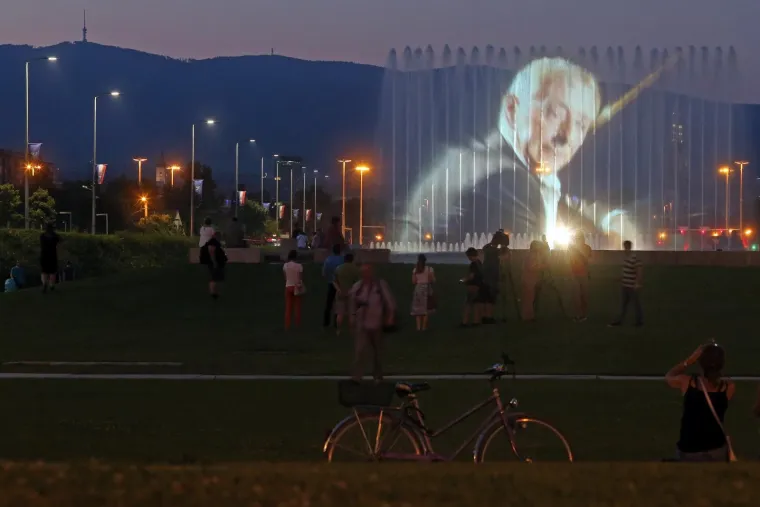 U čast Oliveru Dragojeviću na fonatnama su projicirane njegove slike uz pratnju glazbe.