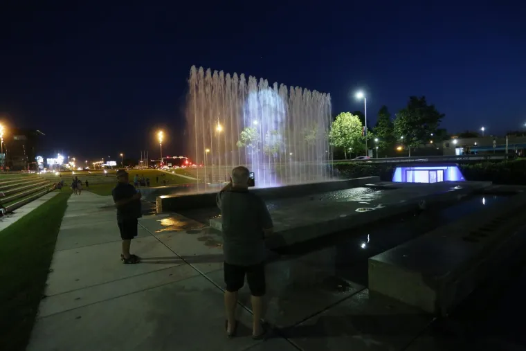 U čast Oliveru Dragojeviću na fonatnama su projicirane njegove slike uz pratnju glazbe.