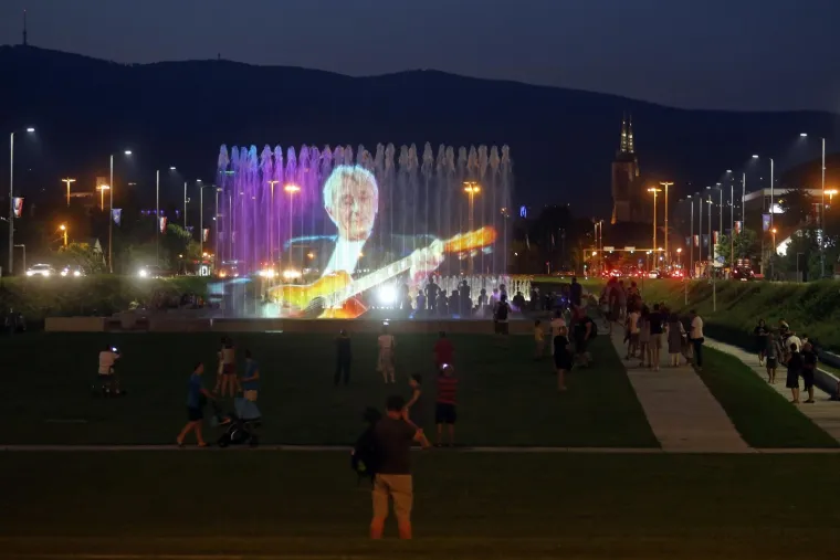 U čast Oliveru Dragojeviću na fonatnama su projicirane njegove slike uz pratnju glazbe.